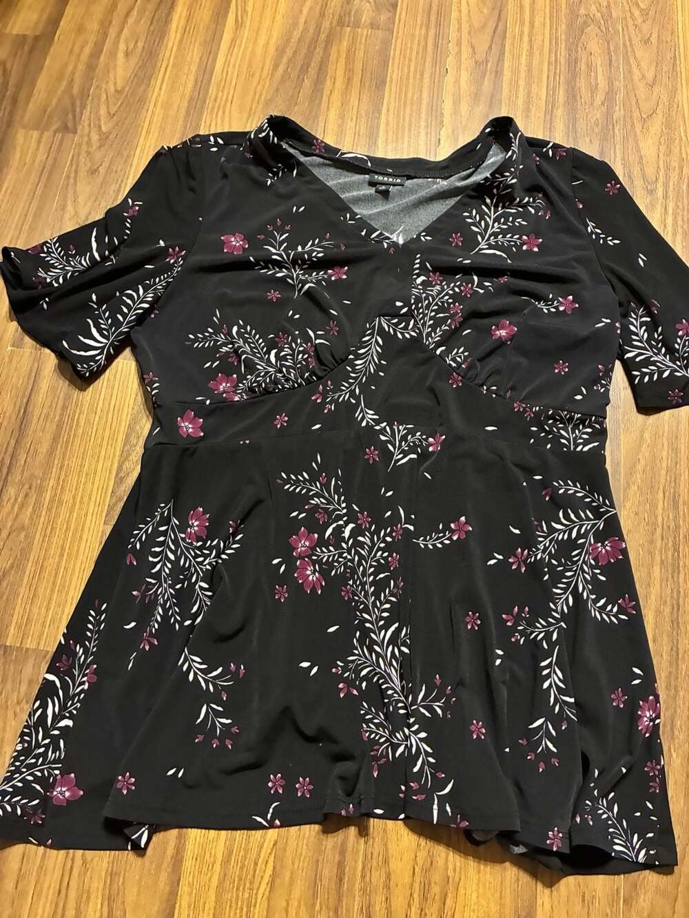 Torrid Black Floral Print Short Sleeve V-Neck Flowy Top
